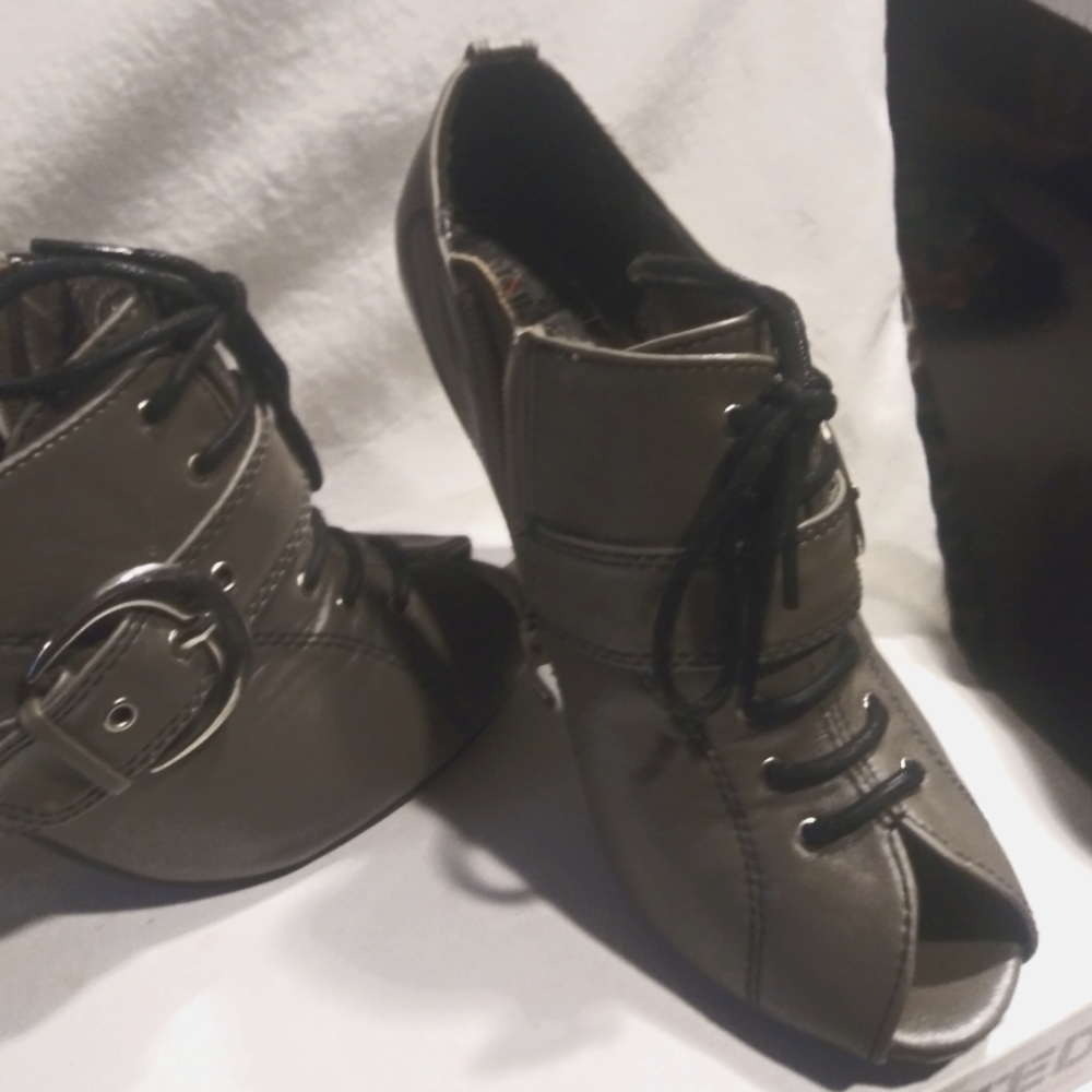 Open toe shoe/boot